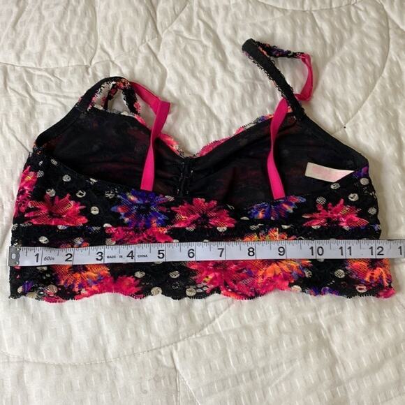 3 bras. (2) bandeau and (1) bralette. Victoria Secret, Full Tilt. See video. - Picture 4 of 8